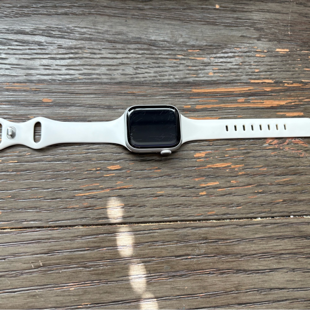 Silver Apple Watch Series 8 (GPS) 41mm